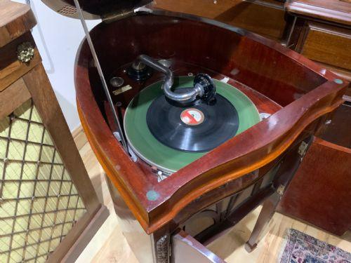 Image 6 of Superb Phonograph record player Shield shaped Mahogany case