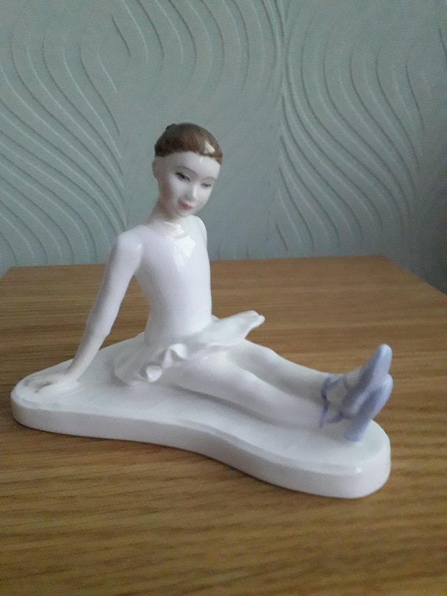 Preview of the first image of Royal Doulton HN3951 Stage Struck figurine.