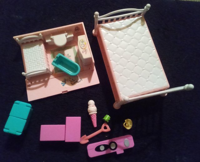 Image 2 of Polly Pocket Foldaway Bed plus accessories