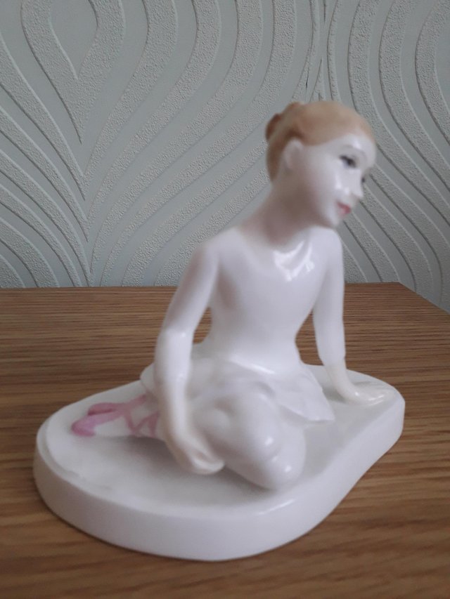 Preview of the first image of Royal Doulton HN3950 Star Performer Figurine.