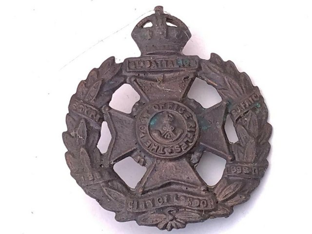 Preview of the first image of THE POST OFFICE RIFLES 1WW CAP BADGE.