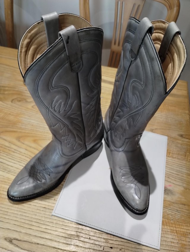 Used cowboy boots outlet for sale near me